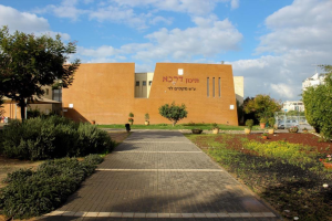 תיכון שש שנתי מקסים לוי - לוד